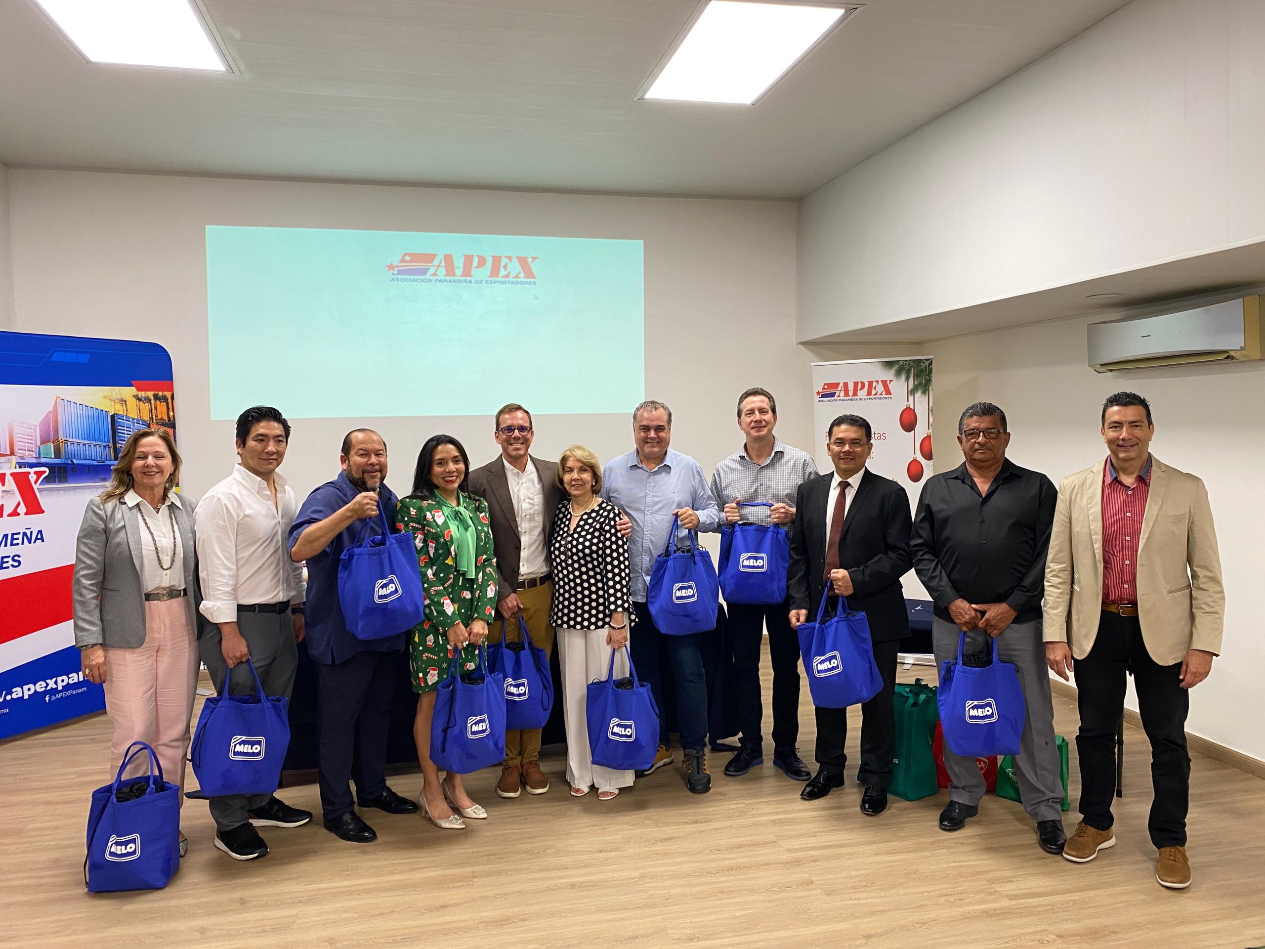 Imagen de las Entregas de las Bolsas de MELO A los Miembros de la Junta Directiva 2024