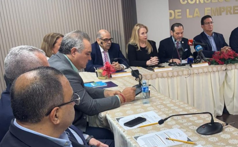 “La Presidente de la Asociación Panameña de Exportadores (APEX), Bianca Morán ✨,  estuvo presente en la conferencia de prensa del CONEP 📄.